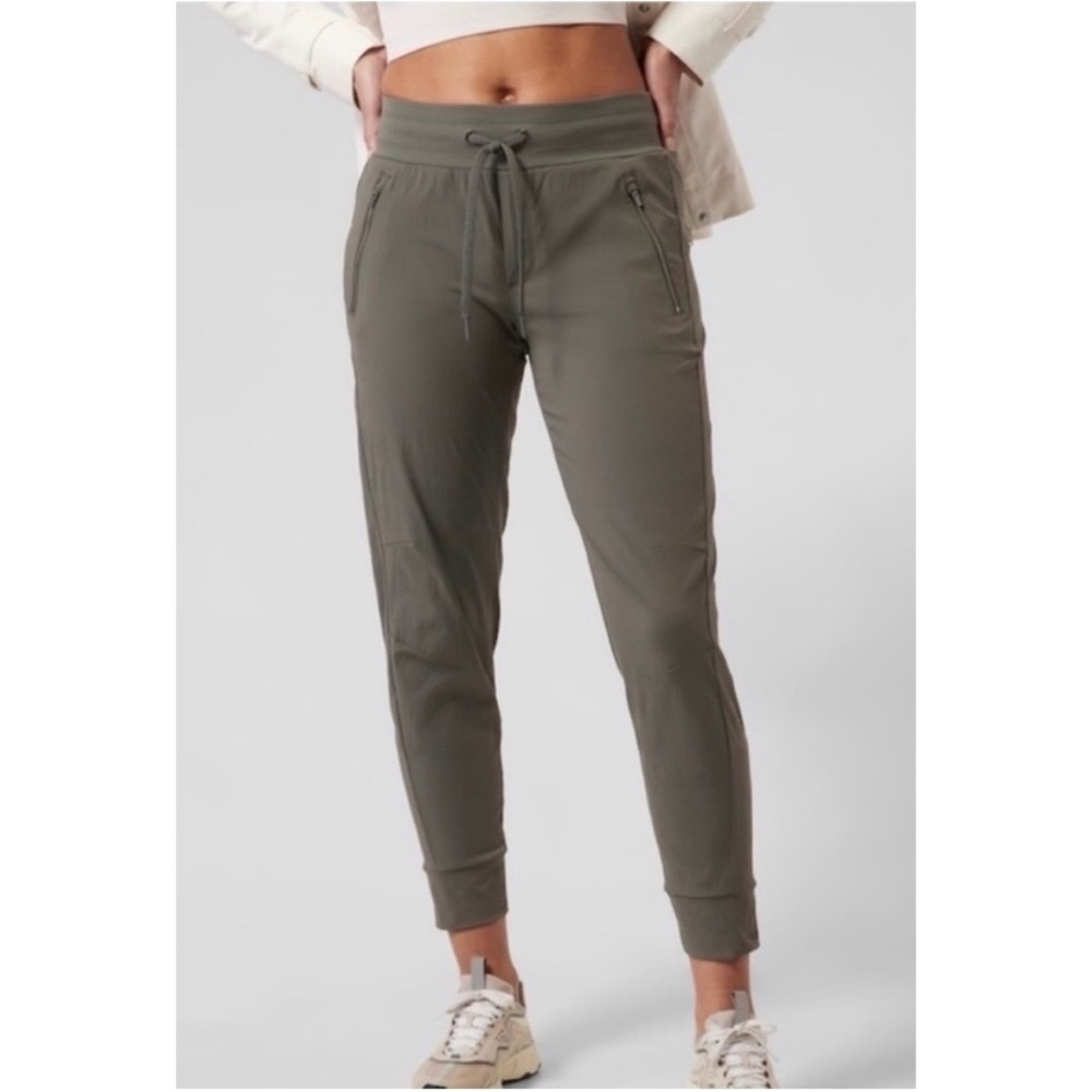 Athleta Trekkie North Jogger in Olive Green Hiking Outdoor Activewear Size 0 EUC